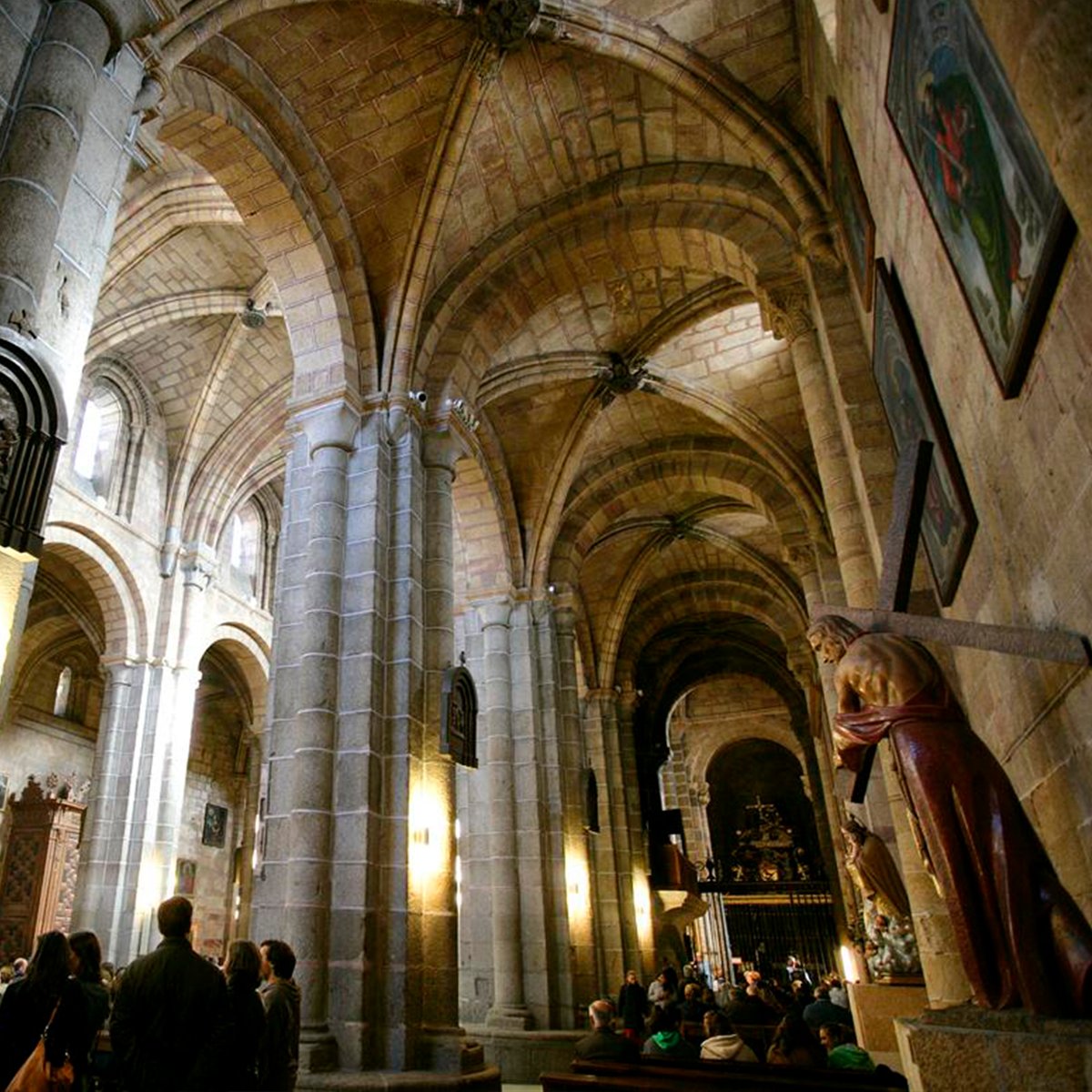 #ÁvilaNoEsSoloMurallas. Está llena de lugares históricos y espectaculares como la iglesia de San Pedro. Presidiendo la plaza del Mercado Grande, su atrio monarcas juraron respetar los fueros de Castilla en el pasado. Hoy Monumento Nacional desde 1914 #Disfruta4Postes