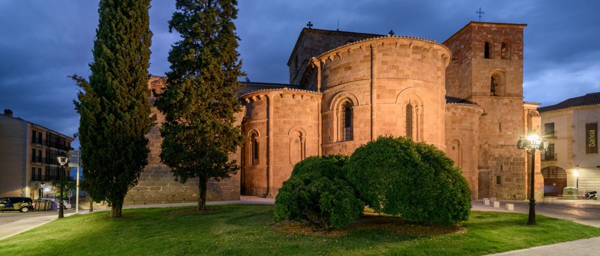 Hotel4Postes's tweet photo. #ÁvilaNoEsSoloMurallas. Está llena de lugares históricos y espectaculares como la iglesia de San Pedro. Presidiendo la plaza del Mercado Grande, su atrio monarcas juraron respetar los fueros de Castilla en el pasado. Hoy Monumento Nacional desde 1914 #Disfruta4Postes https://t.co/LT9V2ZKeOT