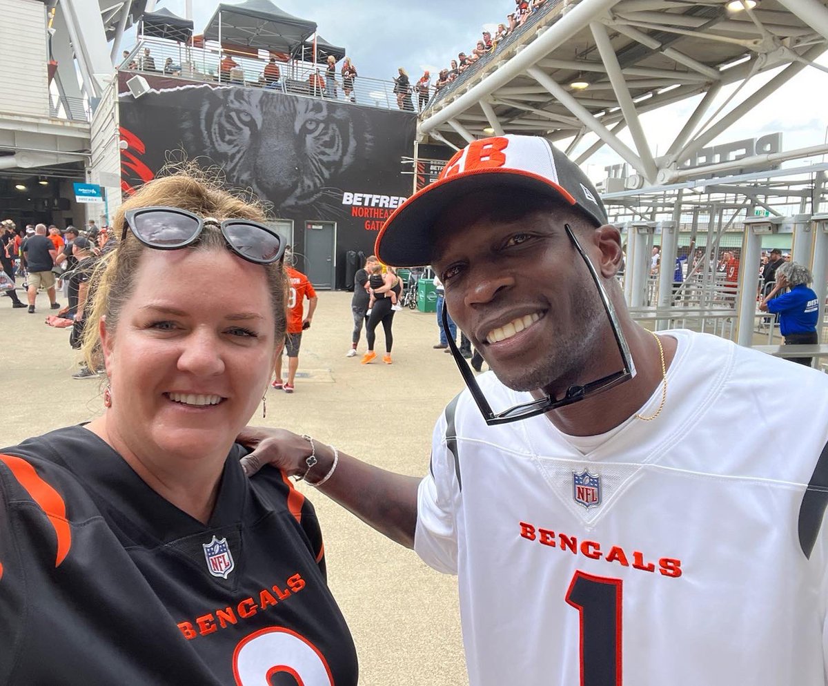 RaeChase9's tweet photo. @FOX19Jeremy @ochocinco @FOX19 Couldn’t hide from me! It was soo cool to meet you @ochocinco https://t.co/w19zFusReX