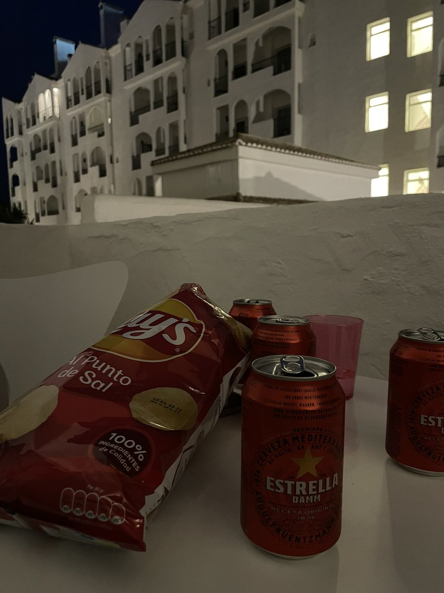 gingerpar's tweet image. Tell me you’re in Spain without telling me you’re in Spain #estrella #balconybeers #lays