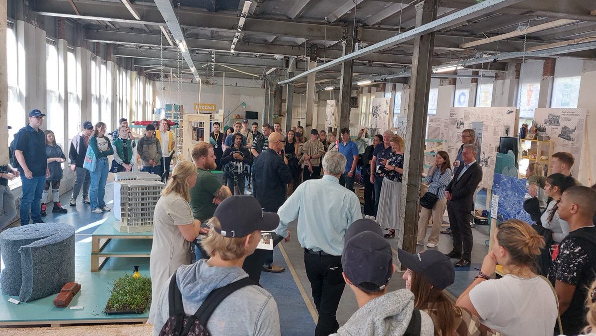 EXPOGOUDAMAAKT's tweet photo. Ruim 70 studenten van Middelbaar Laboratorium Onderwijs (MLO) bij #expogoudamaakt Verwelkomd door o.m. @ThierryvanVugt, wethouder Onderwijs gemeente Gouda en @ojelsma, bestuursvoorzitter @mboRijnland https://t.co/H0GcQhtnLb #expogoudamaaktkennis #geefgoudadoor @gouda750jaar https://t.co/Y8XnsuNcC1