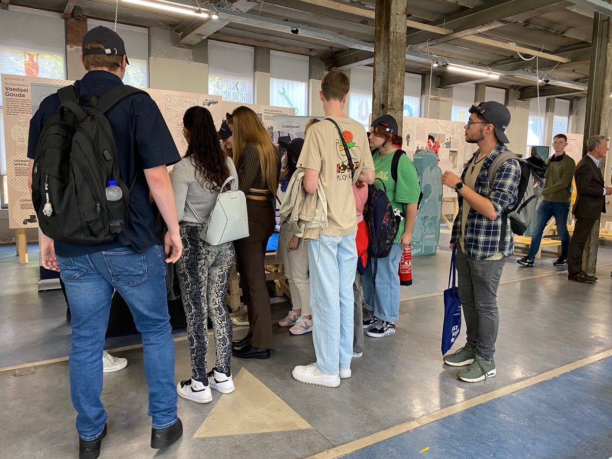 Ruim 70 studenten van Middelbaar Laboratorium Onderwijs (MLO) bij #expogoudamaakt Verwelkomd door o.m. @ThierryvanVugt, wethouder Onderwijs gemeente Gouda en <a href="/ojelsma/">Otto Jelsma</a>, bestuursvoorzitter <a href="/mboRijnland/">mboRijnland</a> goudasfalt.nl/studenten-mbor… #expogoudamaaktkennis #geefgoudadoor @gouda750jaar