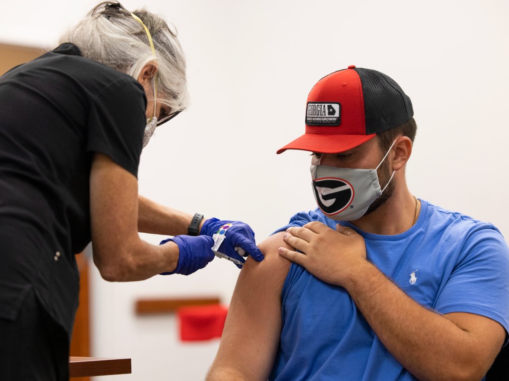 We have a limited number of bivalent Pfizer-BioNTech vaccines and will begin administration through scheduled appointments. Students can schedule on the patient portal. In addition, the UHC Pharmacy is accepting walk-ins for the flu vaccine! #healthydawg