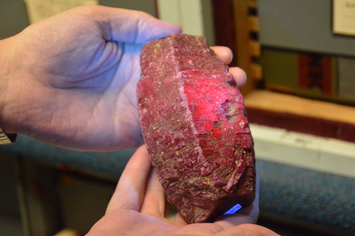 clockwise121's tweet photo. @MineralCup And also this ruby crystal that Jeff Post showed me in the blue room of the Smithsonian. The bright red spot is being hit with long wave UV light, showing the ruby’s fluorescence. https://t.co/hHc8Qn9I1X