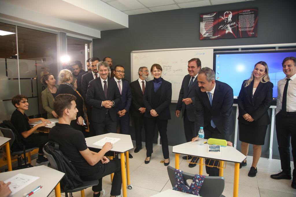 Demirören Medya Mesleki ve Teknik Anadolu Lisesi bugün ilk ders zilini çaldı🔔
Milli Eğitim Bakanımız Sayın Mahmut ÖZER,İstanbul Valisi Sayın Ali YERLİKAYA,İstanbul İl Milli Eğitim Müdürü Levent YAZICI,Bağcılar Kaymakamı Abdullah UÇGUN,Bağcılar Belediye Başkanı Abdullah ÖZDEMİR -