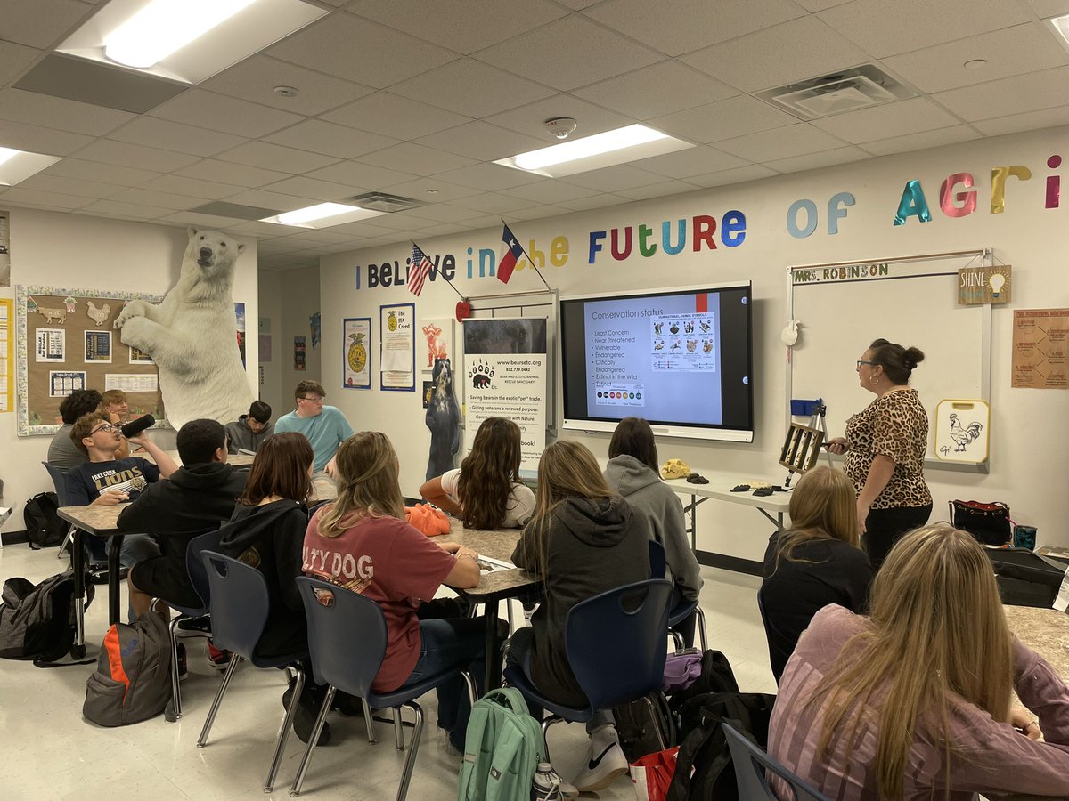 MRobsAg's tweet photo. Bears,Etc. came to talk to the Lake Creek Ag students about the 8 bears of the world, their animal behaviors, anatomy and physiology,  and adaptations which help them live long,fulfilled lives! #whyisagimportant #learningtodo https://t.co/TkHPonBMdP