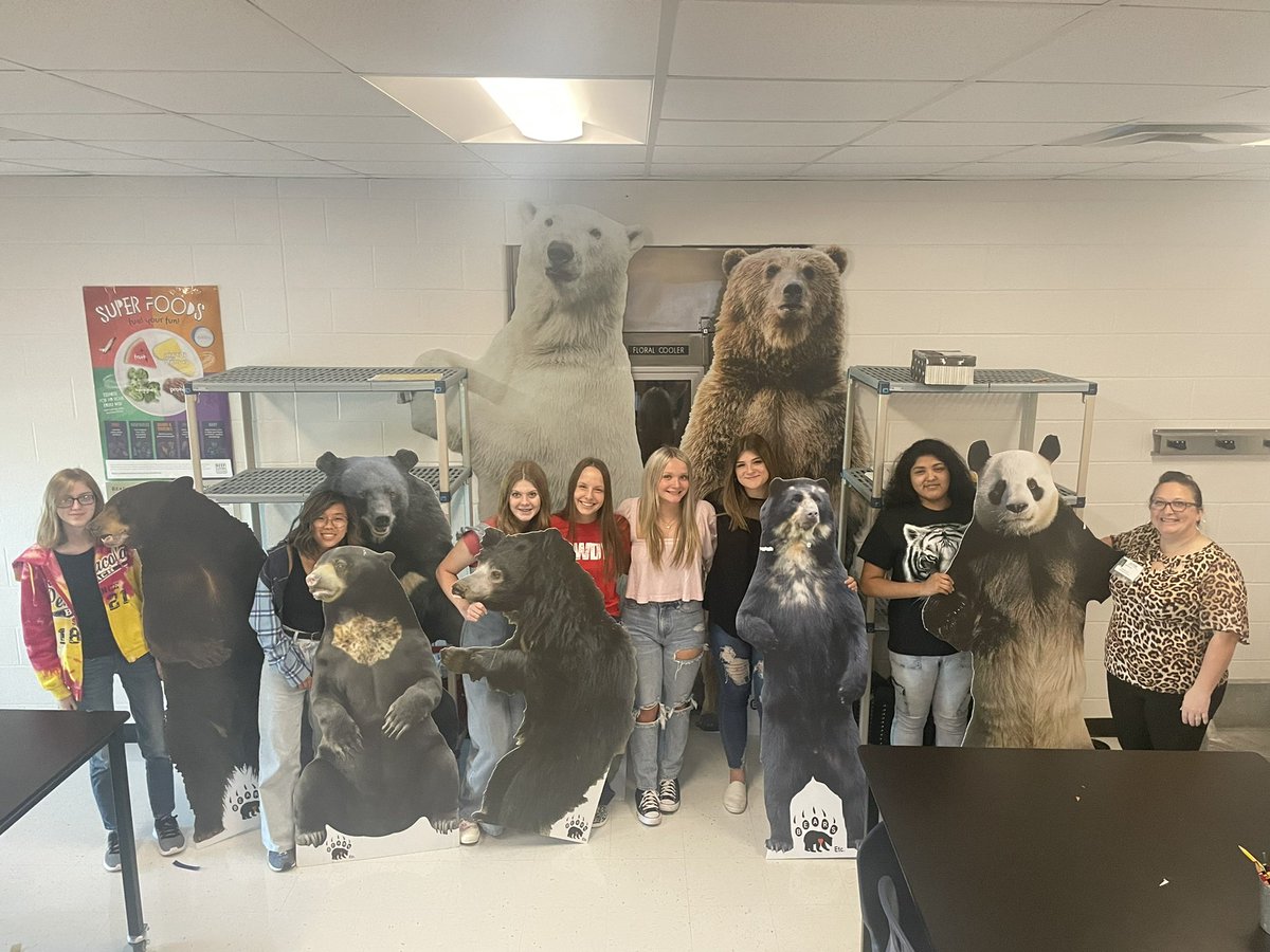 MRobsAg's tweet photo. Bears,Etc. came to talk to the Lake Creek Ag students about the 8 bears of the world, their animal behaviors, anatomy and physiology,  and adaptations which help them live long,fulfilled lives! #whyisagimportant #learningtodo https://t.co/TkHPonBMdP