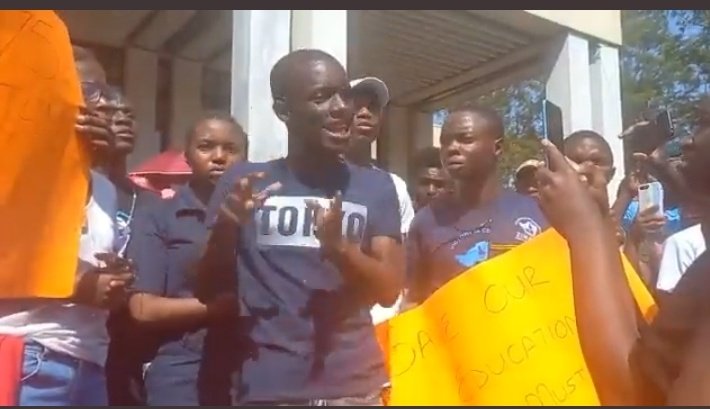 After this massive demonstration Police Zimbabwe arrested 3 innocent students and took them to Avondale police station. This #FeesMustFall is not going to be stopped by arrests. It will continue until fees is reduced to reasonable amounts. 
#FeesMustFall 
#ZinasuLives