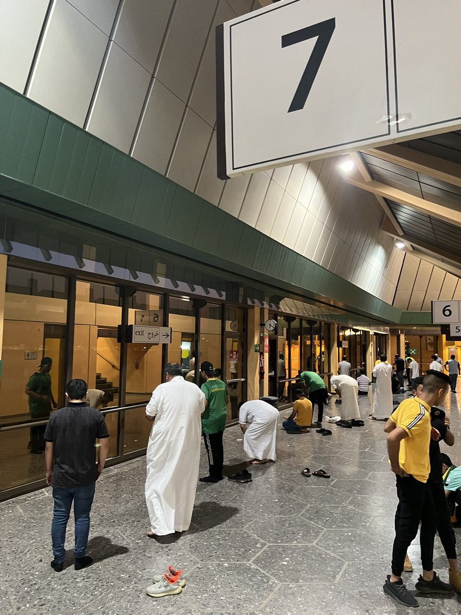JARE24I's tweet photo. الاذان يرفع ويطلق الحكم صافرته لبداية العب هل هذا الحدث يتناسب مع العرفُ الديني! اتمنى من الاستاذ فاضل النمر رئيس الاتحادين السعودي والعربي لكرة اليد ان ينظر إلى هذا الموضوع بجدية تامة  لا اعتقد ان الدستور يتفق على هذا التوقيت الغير موفق...
#FadelAlnemer
#نادي_الخليج https://t.co/jmSVUHOFKd