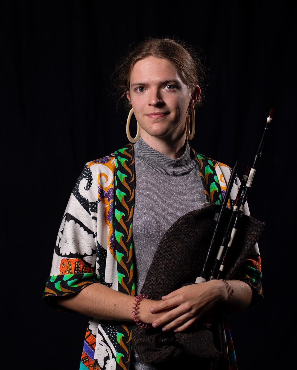 Our fourth Making Tracks 2022 fellow is Malin Lewis! Malin is a piper, composer, instrument maker and musical director. Malin’s participation in Making Tracks is generously supported by @CreativeScots 

Read more about Malin at makingtracksmusic.org/artists/malin-…

#malinlewis #makingtracks