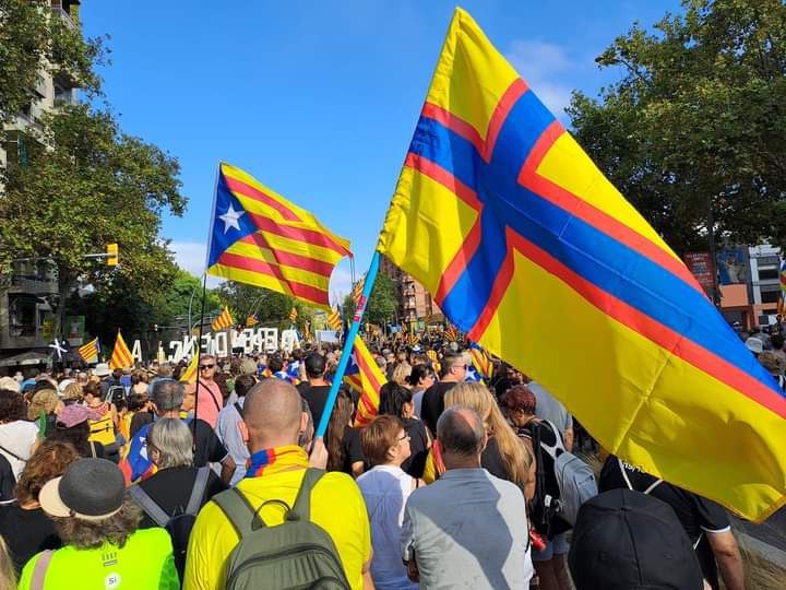 FreeIngria's tweet photo. Members of Free Ingria Civil Movement congratulated the Catalans on the National Day of Catalonia
#FreeIngria #FreeCatalonia  #TheNationalDayofCatalonia
#DiadaNacionaldeCatalunya 
#Barcelona 
#CatalunyaLliure https://t.co/9XO5iDkw9Z
