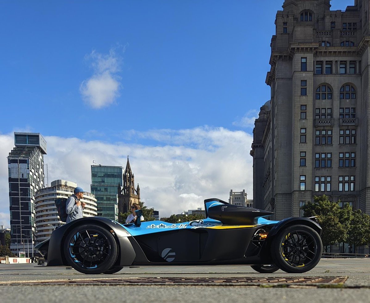 AmiNakajima's tweet photo. Oh wow, @feisarmono serving🔥aesthetic on the Royal Albert Dock in these. ICONIC 🔥🔥 #WipEout #Liverpool https://t.co/q3FAJqBghC