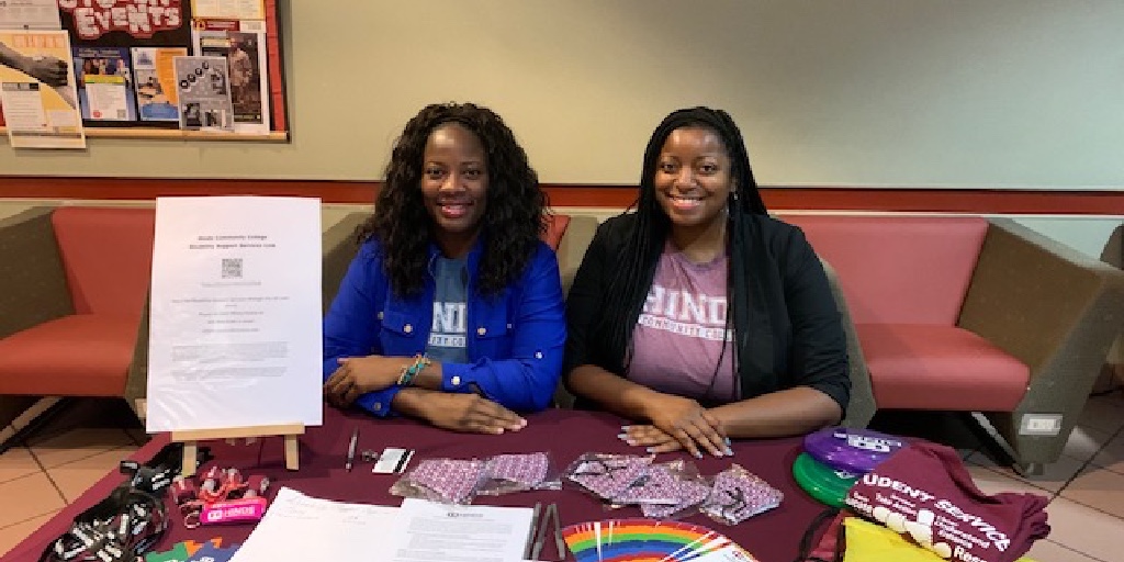 HindsCC's tweet photo. Photos of @HindsCC Rankin Campus faculty and staff assisting students during welcome week. 🏫📚📝📸
#hindscc #hindscommunitycollege #welcomeweek #studentconvocation #collegelife #Mississippi https://t.co/3SUzwobNM2