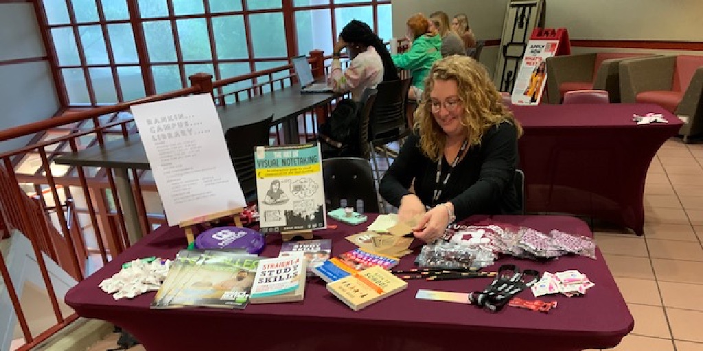 HindsCC's tweet photo. Photos of @HindsCC Rankin Campus faculty and staff assisting students during welcome week. 🏫📚📝📸
#hindscc #hindscommunitycollege #welcomeweek #studentconvocation #collegelife #Mississippi https://t.co/3SUzwobNM2