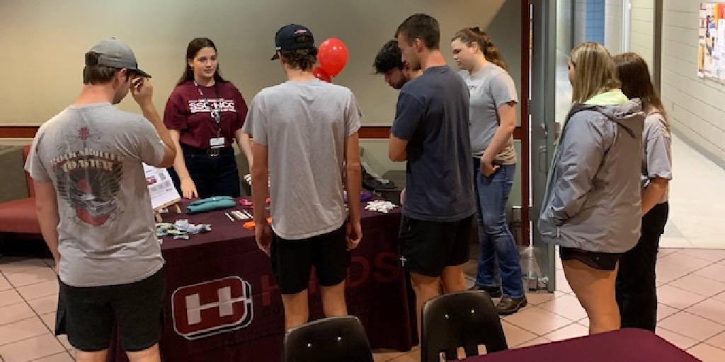 HindsCC's tweet photo. Photos of @HindsCC Rankin Campus faculty and staff assisting students during welcome week. 🏫📚📝📸
#hindscc #hindscommunitycollege #welcomeweek #studentconvocation #collegelife #Mississippi https://t.co/3SUzwobNM2