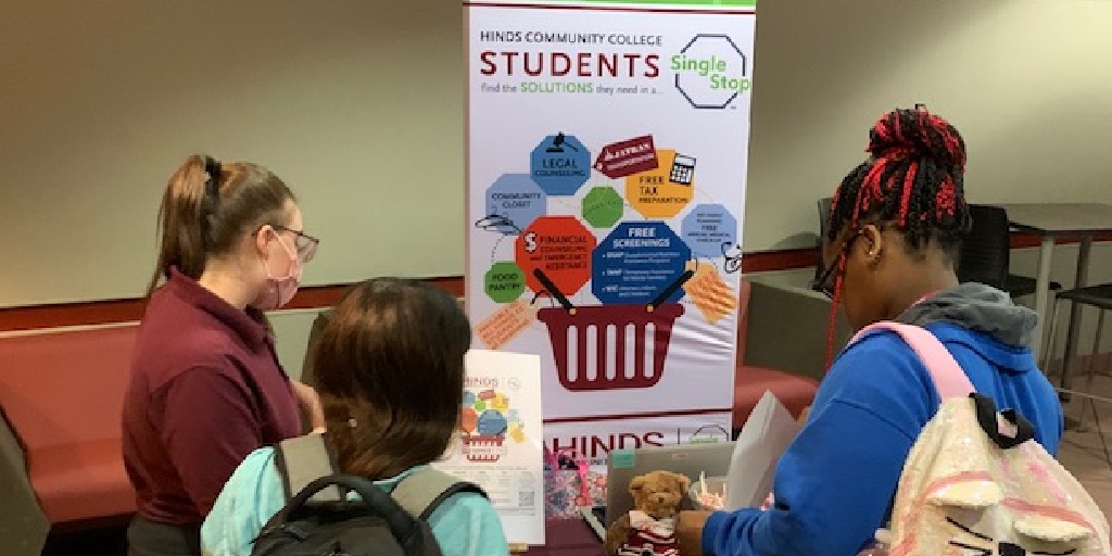 HindsCC's tweet photo. Photos of @HindsCC Rankin Campus faculty and staff assisting students during welcome week. 🏫📚📝📸
#hindscc #hindscommunitycollege #welcomeweek #studentconvocation #collegelife #Mississippi https://t.co/3SUzwobNM2