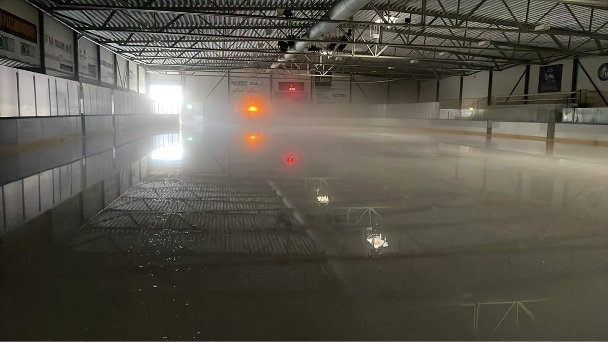 omurberg's tweet photo. @tv2hockey @Neslo_Slurt @Bonsa47 Strømmen ble skrudd av i morges og det er allerede svømmebasseng på banen. https://t.co/RrLWJfs9Sq
