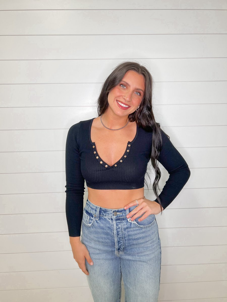 shopttcbabes's tweet photo. This cropped sweater is a must-have for your fall wardrobe. It features a snap button closure along the chest, open neckline and long sleeve knit fabric with cropped fit.🤩                                                                         https://t.co/q6wjYSch95 https://t.co/9Na8RyKAje
