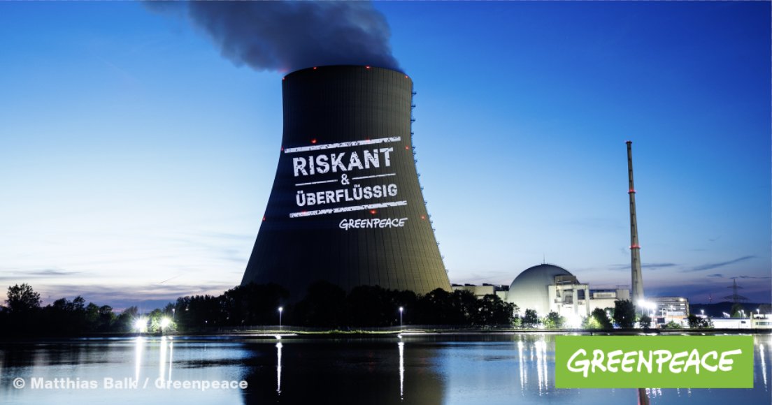 greenpeace_de's tweet photo. Riskant und überflüssig - Für das #Abschalten aller #Atomkraftwerke ☢️ zum gesetzlich 👩‍⚖️ festgelegten Ausstiegsdatum am 31.12.2022 setzen Greenpeace-Aktivist:innen ein Zeichen: JETZT am bayerischen AKW #Isar2. 1/2 https://t.co/YvBJilkk2L