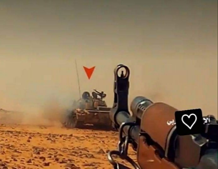 mohammed1qah's tweet photo. في اليمن فقط 🇾🇪 :
البندقية تواجه الدبابة وتحرقها🔥
#هوالله https://t.co/c12ji0PYys