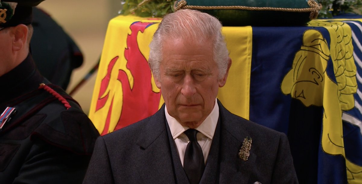itvnews's tweet photo. King Charles pauses for a sombre vigil beside the Queen's coffin at St Giles Cathedral, as the public files silently past
https://t.co/WUhVBbMYtj https://t.co/FF1eeHtYA3