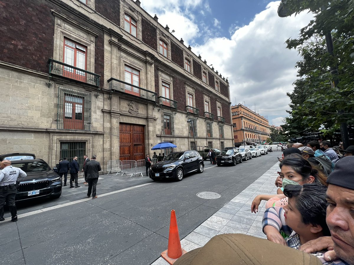 asiesguzmanm's tweet photo. #POLÍTICA #NEGOCIOS

Se acomoda ya para salir camioneta que transporta a @SecBlinken quien sigue reunido con @lopezobrador_ en Palacio Nacional

Tras charla, retoma segunda ronda de #DialogoDeAltoNivel y a las 17 hrs llega al @AICM_mx para regresar a Washington https://t.co/k89EE6cvWQ