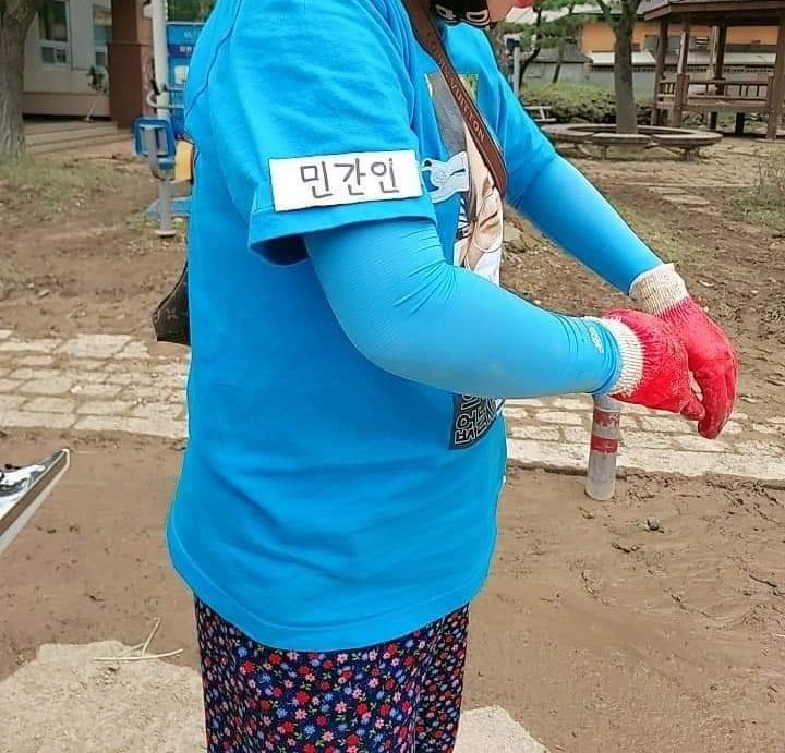 newsgongjang's tweet photo. 수해현장... 봉사자의 정체 https://t.co/FUAC8FEiW5