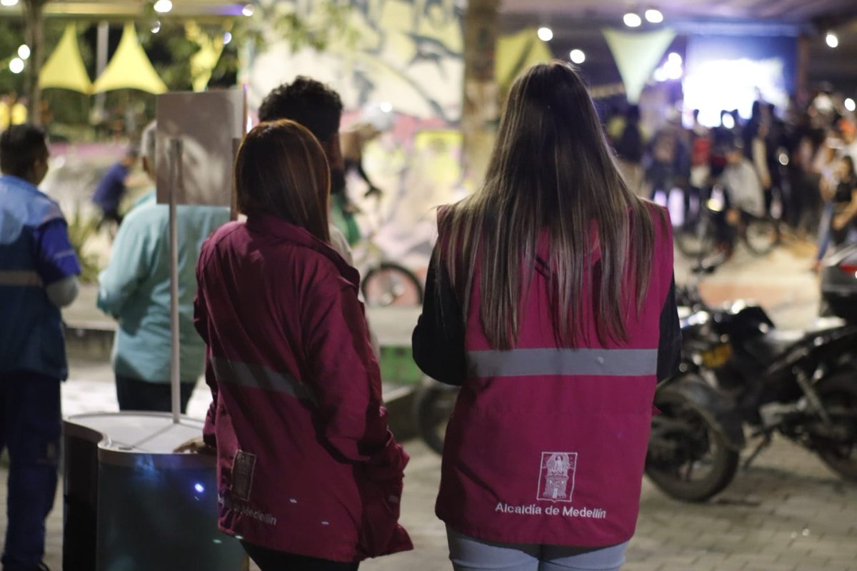 Santiago_Bdy's tweet photo. Así nos fue la semana anterior trabajando por las #JuventudES de la ciudad.

- Conmemoramos el Día de la Prevención del Suicidio en la 4 Sur y acompañamos el Pacto Por la Vida.
- Hablamos sobre retos, participación juvenil y el Plan de Desarrollo Joven en el #COMPSE. https://t.co/fG7pkxCo1A