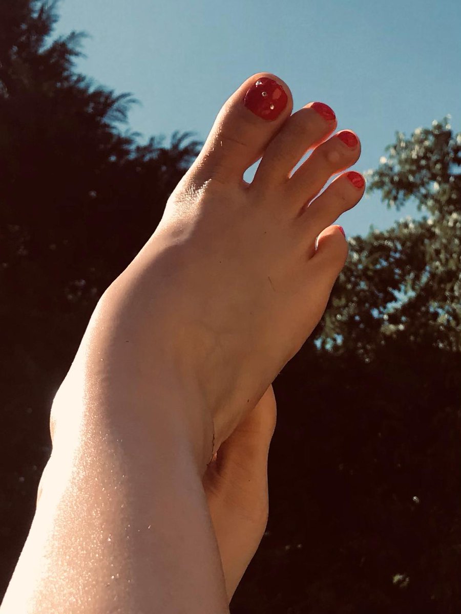 ERIKASexy33's tweet photo. Who wants to give me a foot rub?

Click the link in the comments/bio 

Feet • foot • cute toes • foot fetish • feetish • femdomme • goddess • heels • tribute • selling content • toes • soles • cute feet • feet fetish • footjob • https://t.co/Zqp6NkYsdZ
