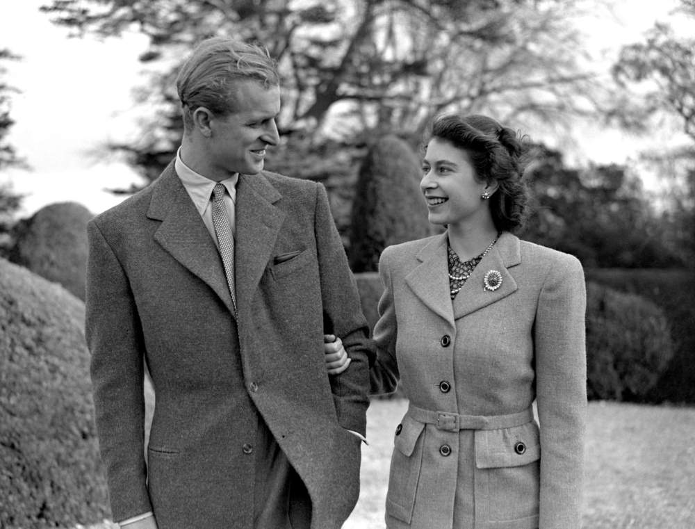SkyNews's tweet photo. The couple got engaged two years after the war ended and married later that year. 

Queen Elizabeth II and her husband Prince Philip were together for 73 years until his death in 2021 https://t.co/ClfIxqiIZJ