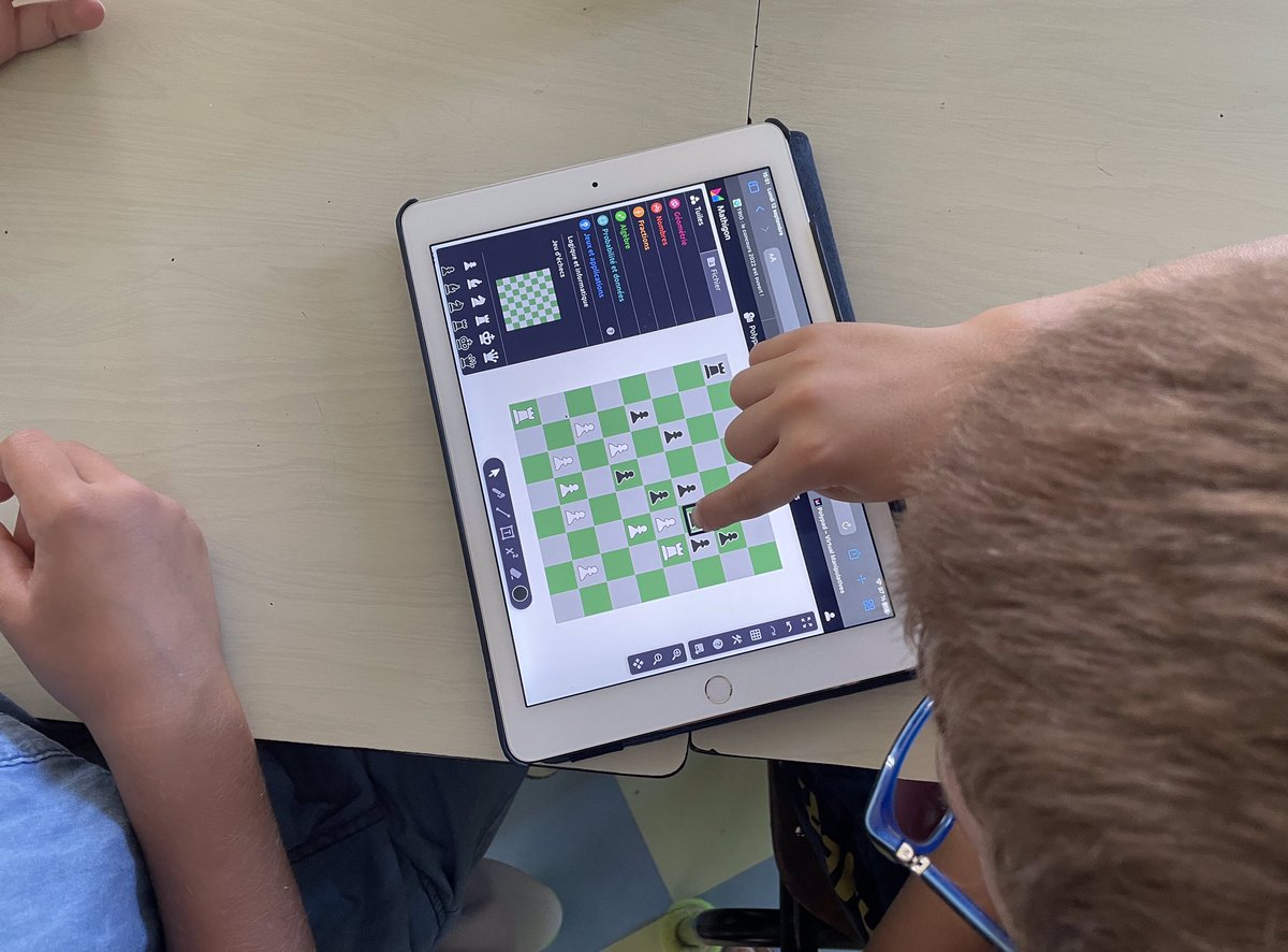 ecole_millay's tweet photo. #échecs #Twittclasses Les CM1 CM2 continuent de travailler les déplacements et les stratégies en utilisant @MathigonOrg Aujourd’hui un petit jeu impliquant la tour et les pions: développer l’observation, réfléchir à l’organisation des pièces… anticipation, stratégies…🤩 https://t.co/2G8b6r1lcT