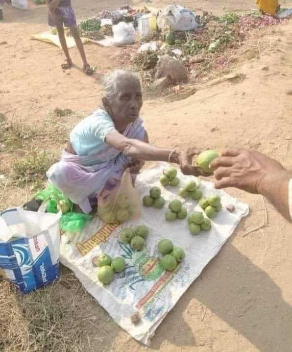 ApnaBHARAT16's tweet photo. इन से कभी मोल भाव ना करे.. 
ये केवल 2 वक्त की रोटी के लिए कमाते है🙏🙏 https://t.co/80xmMYPNnB
