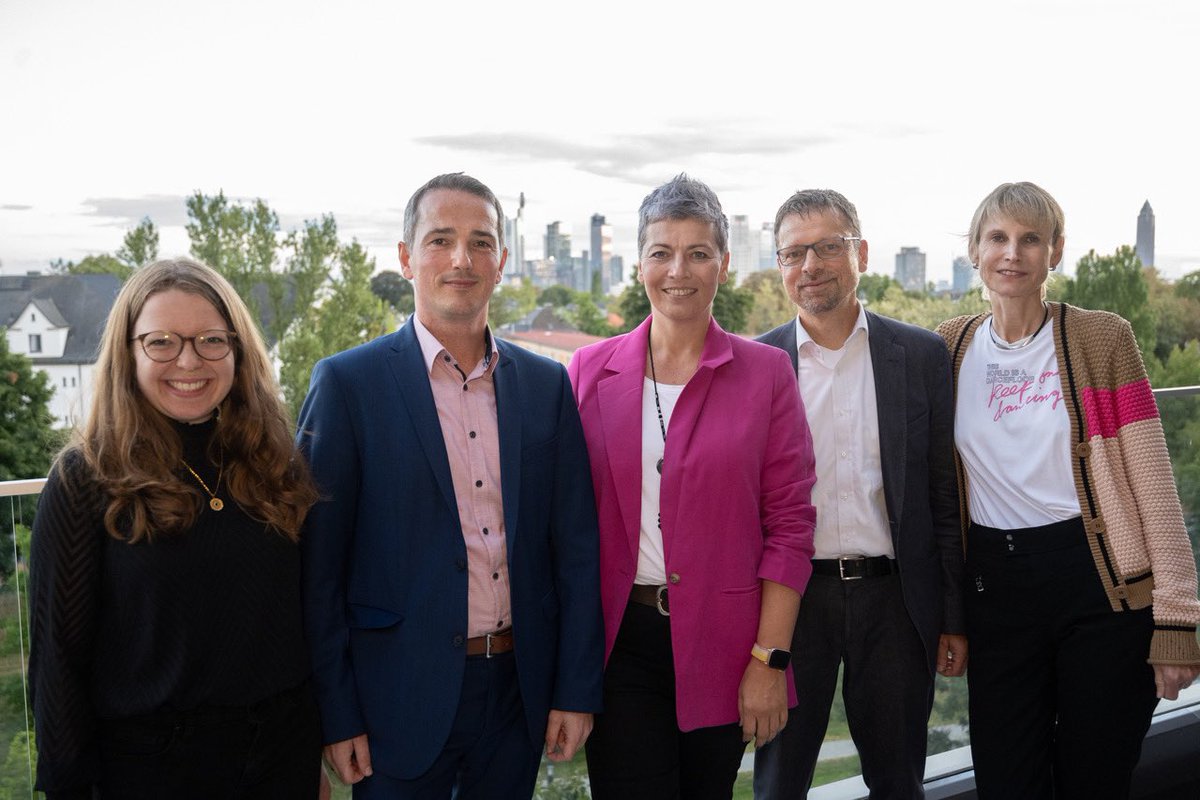 BettinaPSchmidt's tweet photo. Whoop, whoop. Ich freue mich auf zwei weitere Jahre #KommunikationVerantworten in meinem Verband @bdkom. Und dies gemeinsam in einem wunderbaren Team mit @AMaibach, @HolgerPaul66, @OliverClaas und @JAlpmann. Danke an die Mitglieder der LG Hessen, RLP, Saarland für das Vertrauen. https://t.co/splUoOvrwk