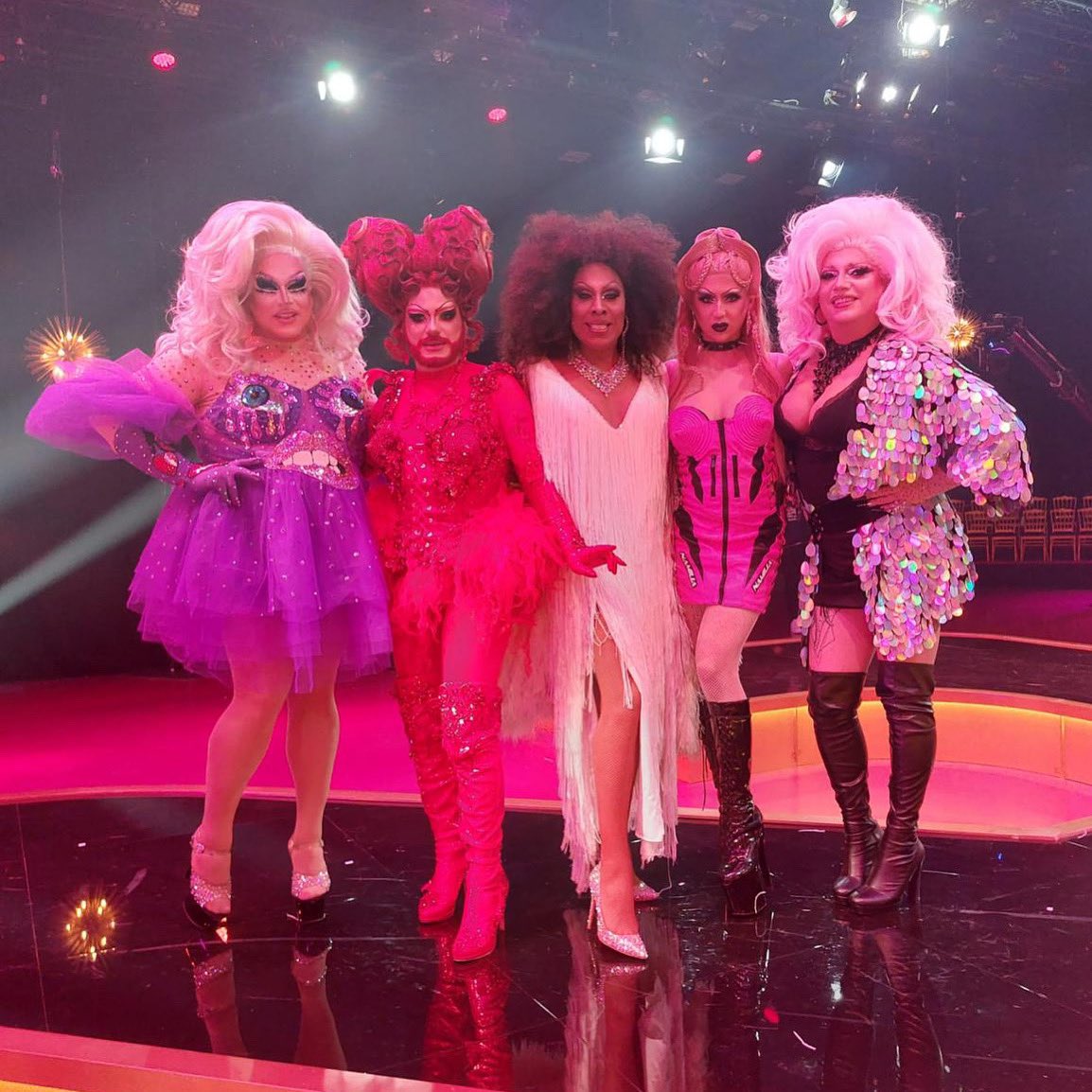 #VIVALADIVA ist nominiert für den Deutschen Fernsehpreis. Die Preisverleihung findet am Mittwoch Abend in Köln statt und wir dürfen live dabei sein. Ausgestrahlt wird im ZDF. Also Daumen drücken, dass wir uns den Preis holen! Das wäre doch mal ein Hammer Zeichen für die Community