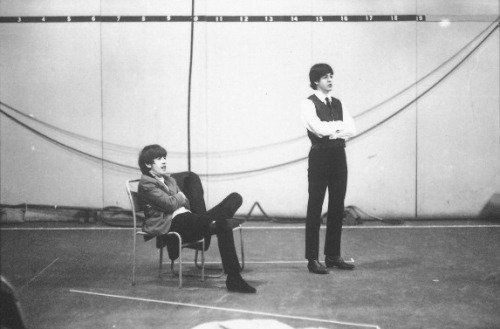 BeatlesArchive2's tweet photo. Paul McCartney George Harrison April 25, 1964 Rehearsal of the program "Around The #Beatles" https://t.co/WsAXm2IyxU