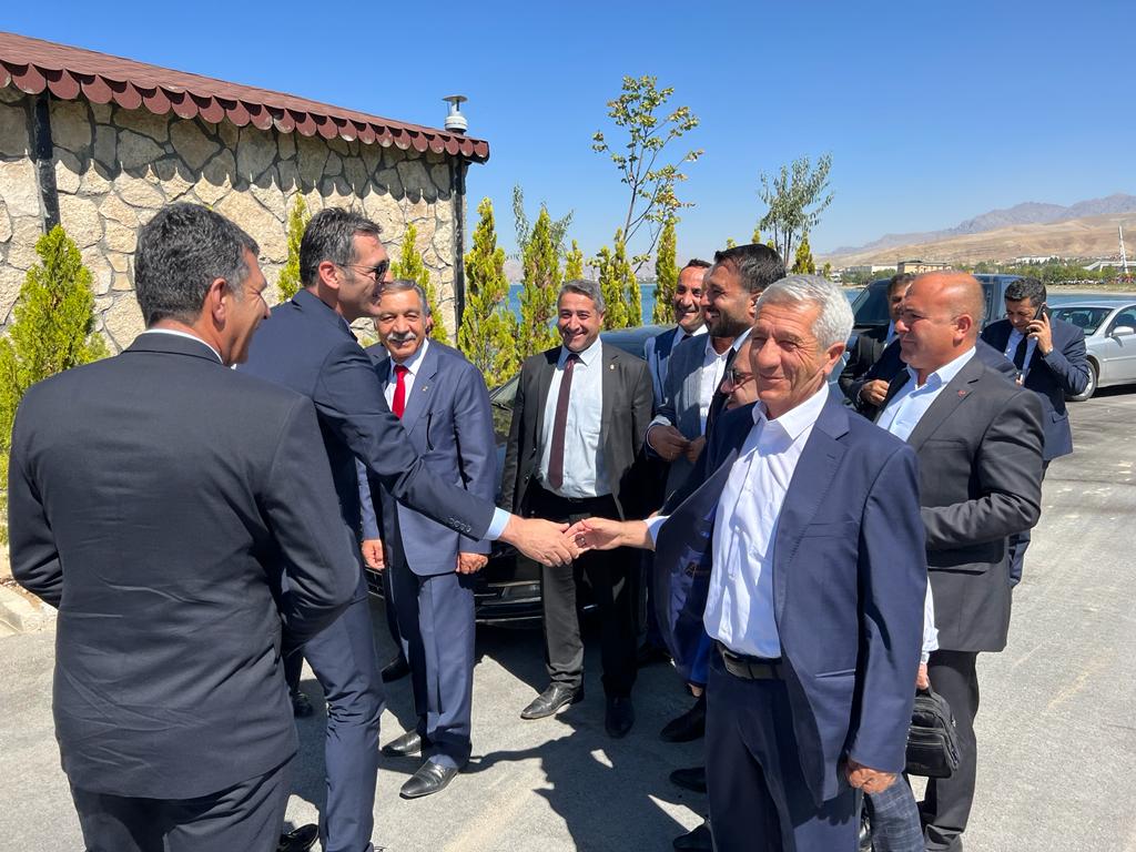 Ahilik Haftası Kutlu Olsun.
Başkanımız Sn. <a href="/isaberge65/">İsa Berge</a> oda başkanlarımız ile birlikte Ahilik Haftası kapsamında Van Emniyet Müdürümüz Sn. Atanur Aydın ile buluştu. Bizleri sevgi ile ağırlayan esnaf dostu Sn. müdürümüze teşekkür ediyoruz. 
<a href="/tcvanvaliligi/">T.C. Van Valiliği 🇹🇷</a> <a href="/VanEmniyet/">Van Emniyet Müdürlüğü 🇹🇷</a> <a href="/ayd_atanur/">Atanur Aydın🇹🇷</a>