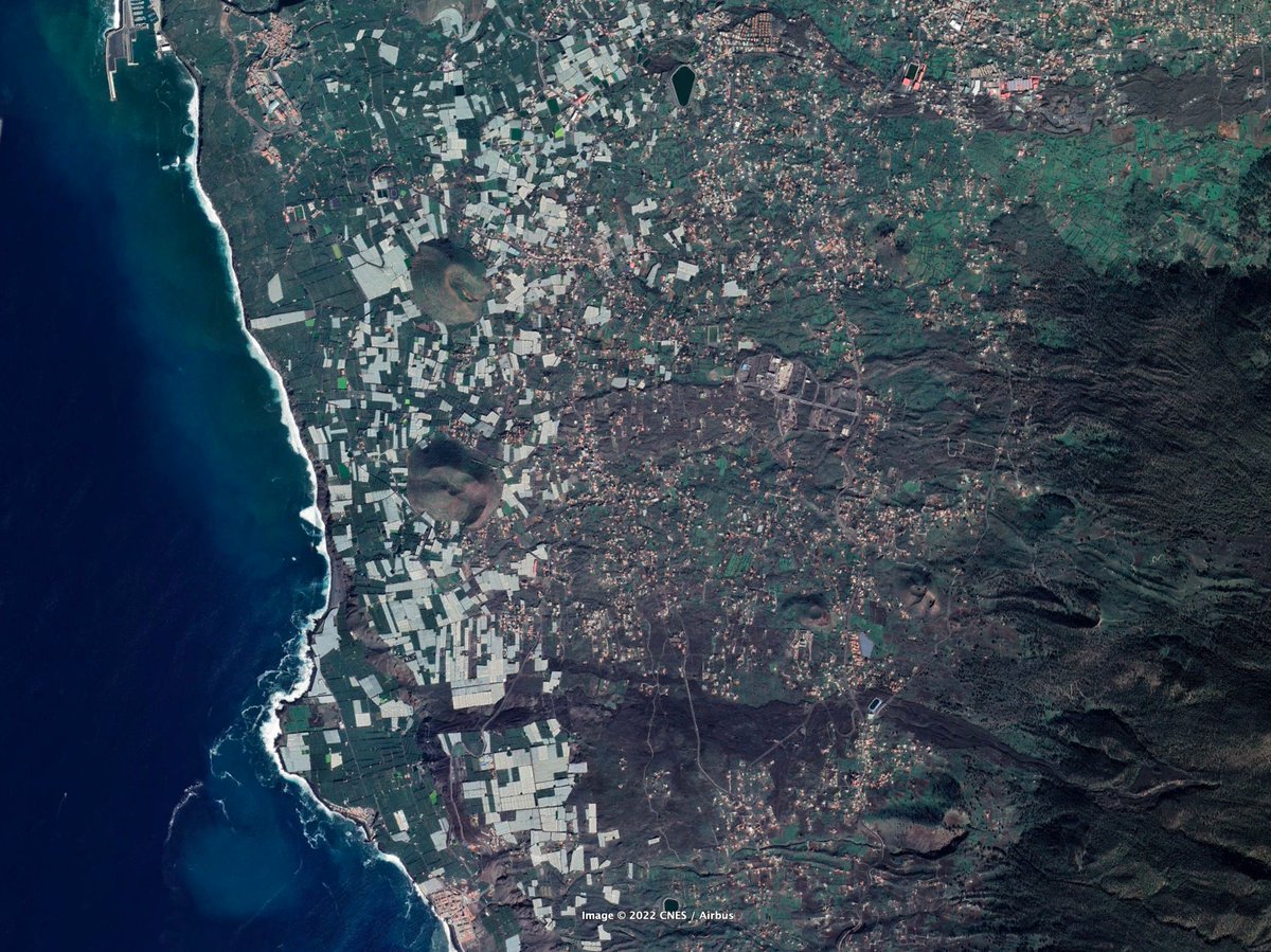 giraldeo's tweet photo. Coincidiendo casi con el primer aniversario de la erupción de Cumbre Vieja en La Palma, Google acaba de actualizar las imágenes de la isla a su nueva orografía, y ese nuevo terreno ganado al mar. Impresiona. https://t.co/xqlXdJ96Z0