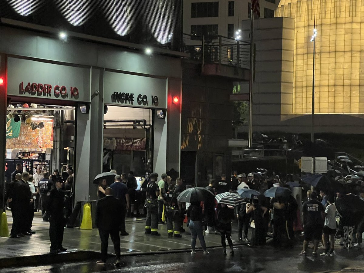 DaisyMaxey's tweet image. 9/11/2022: At FDNY Engine Company 10, they have not forgotten (last night at Engine 10, across from World Trade Center,NYC, USA) #FDNY #NeverForget #Engine10 #Ladder11 #September11 #WorldTradeCenter #NYC