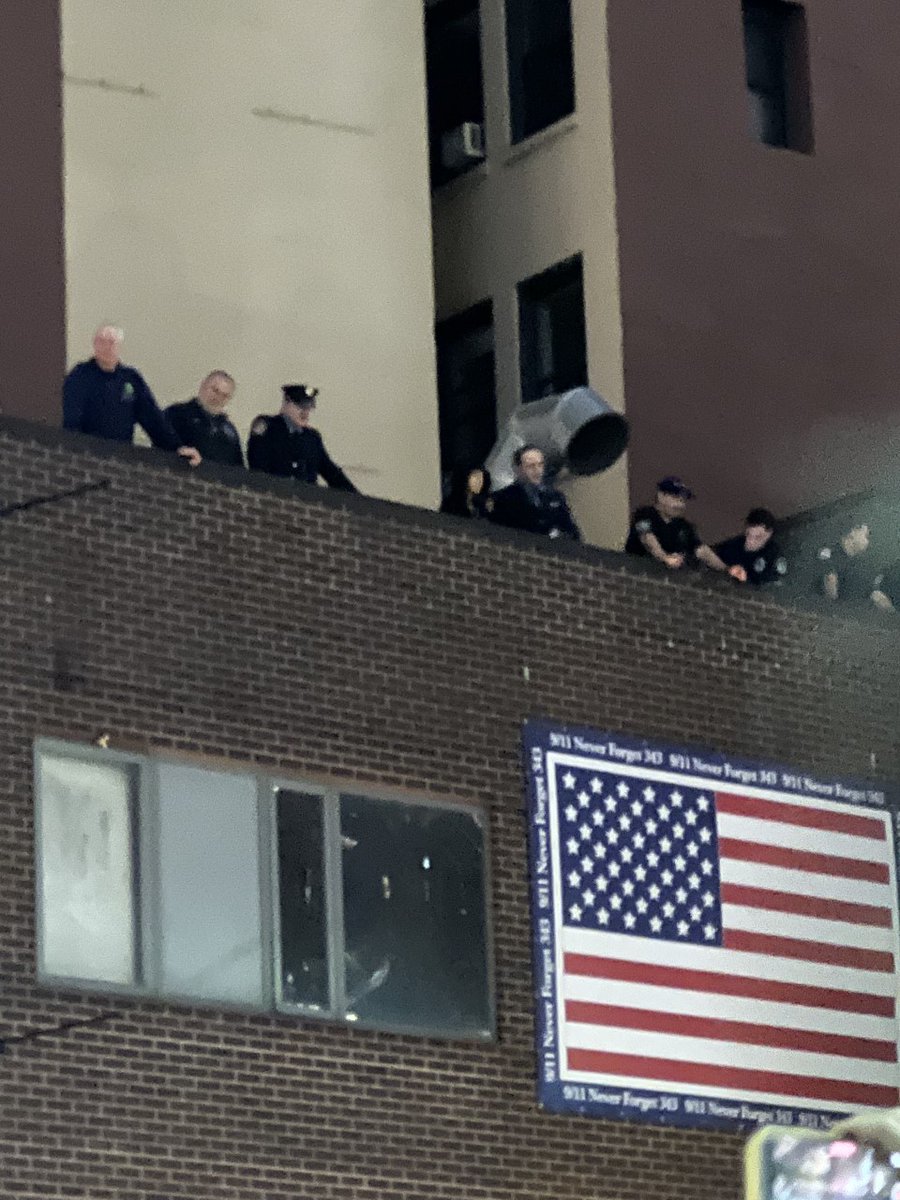 DaisyMaxey's tweet image. 9/11/2022: At FDNY Engine Company 10, they have not forgotten (last night at Engine 10, across from World Trade Center,NYC, USA) #FDNY #NeverForget #Engine10 #Ladder11 #September11 #WorldTradeCenter #NYC