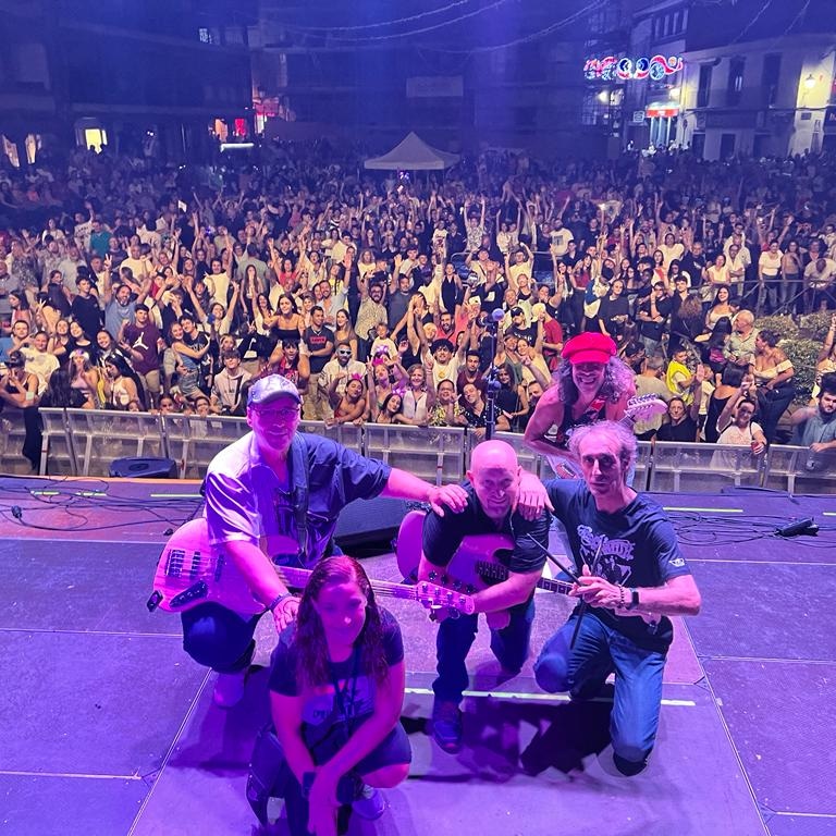 DIEGOMORILLO71's tweet photo. Anoche en Ciempozuelos más de 4.000 personas decidieron vivir la Puntonetmanía  en vivo g
Gracias por hacernos creer estrellas de rock!!
Los Puntonet power https://t.co/uYW7CUBBzy