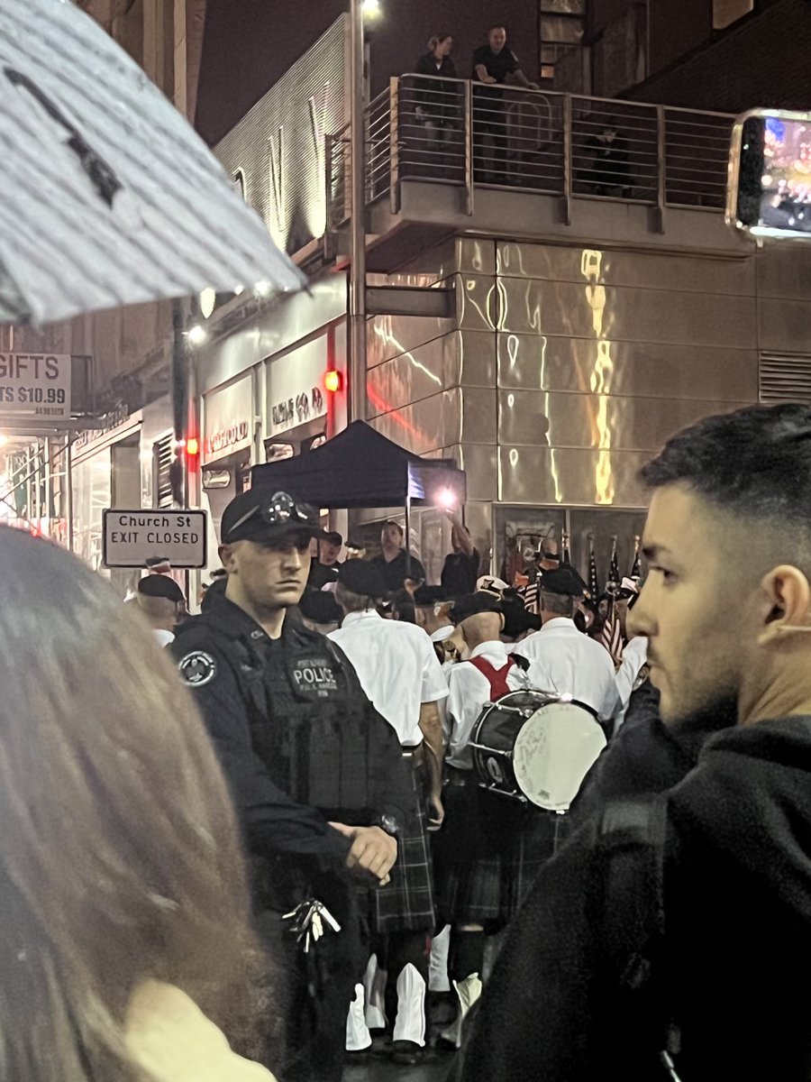 DaisyMaxey's tweet image. 9/11/2022: At FDNY Engine Company 10, they have not forgotten (last night at Engine 10, across from World Trade Center,NYC, USA) #FDNY #NeverForget #Engine10 #Ladder11 #September11 #WorldTradeCenter #NYC