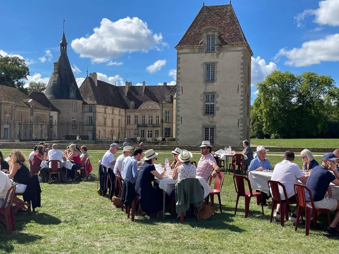 ChateauCommarin's tweet photo. 🔴 𝗨𝗡 𝗣𝗜𝗤𝗨𝗘-𝗡𝗜𝗤𝗨𝗘 𝗙𝗔𝗡𝗧𝗔𝗦𝗧𝗜𝗤𝗨𝗘 🎉 | Vous étiez plus de 100 à profiter du repas préparé par Guillaume Royer ! Merci à tous d'avoir rendu ce moment si délicieux et convivial... si fantastique en somme ! ❤ #FantasticPicnic #FantasticPicnic2022 #SortezChezVous https://t.co/t7pCfWPAMY