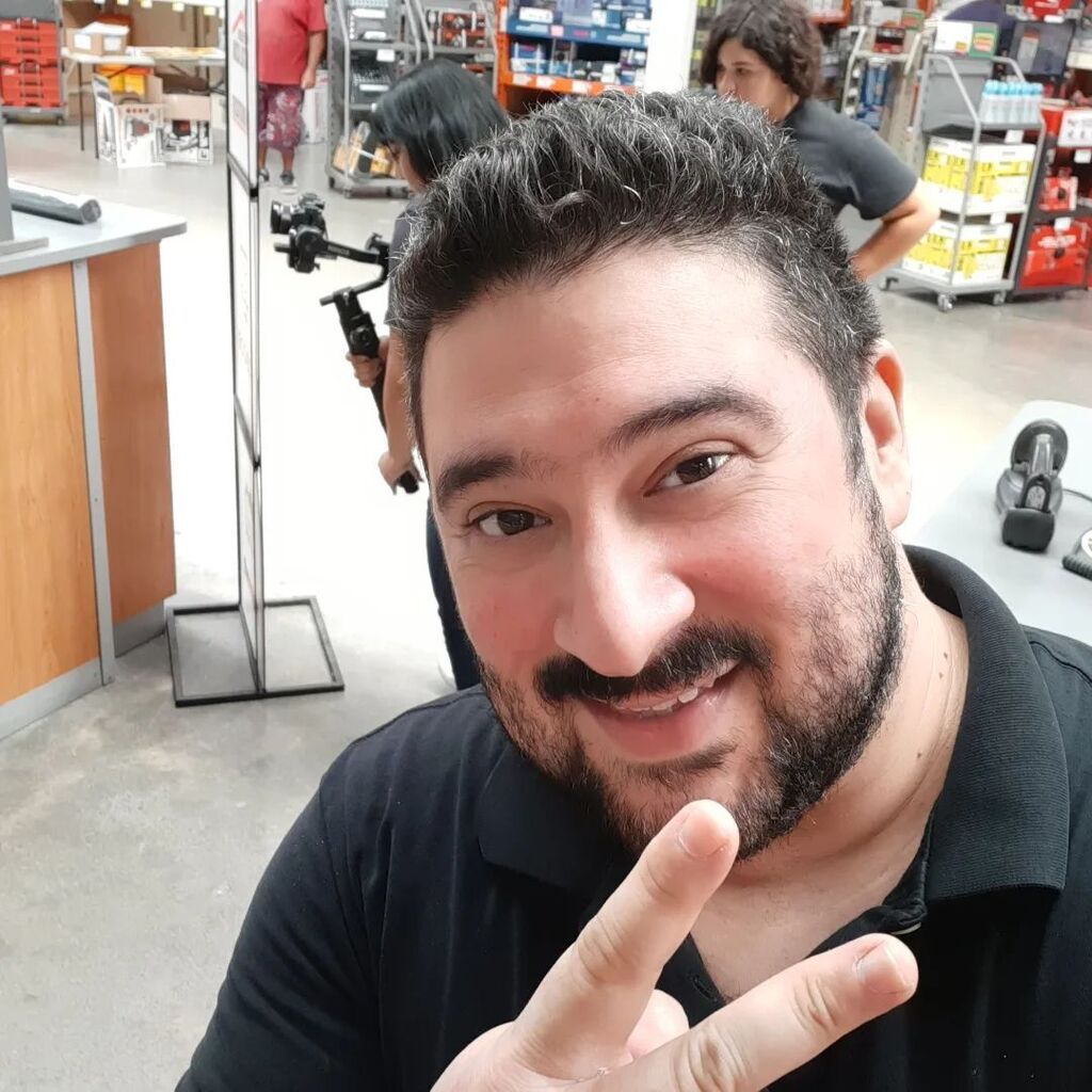 CarlosTVlog's tweet photo. Grabando video interno para Home Depot... muy contento con la producción como siempre.

#actor #actorregio #film #acting #llamado #actuando https://t.co/6eKjGxVKhJ https://t.co/UT9XMM7t54