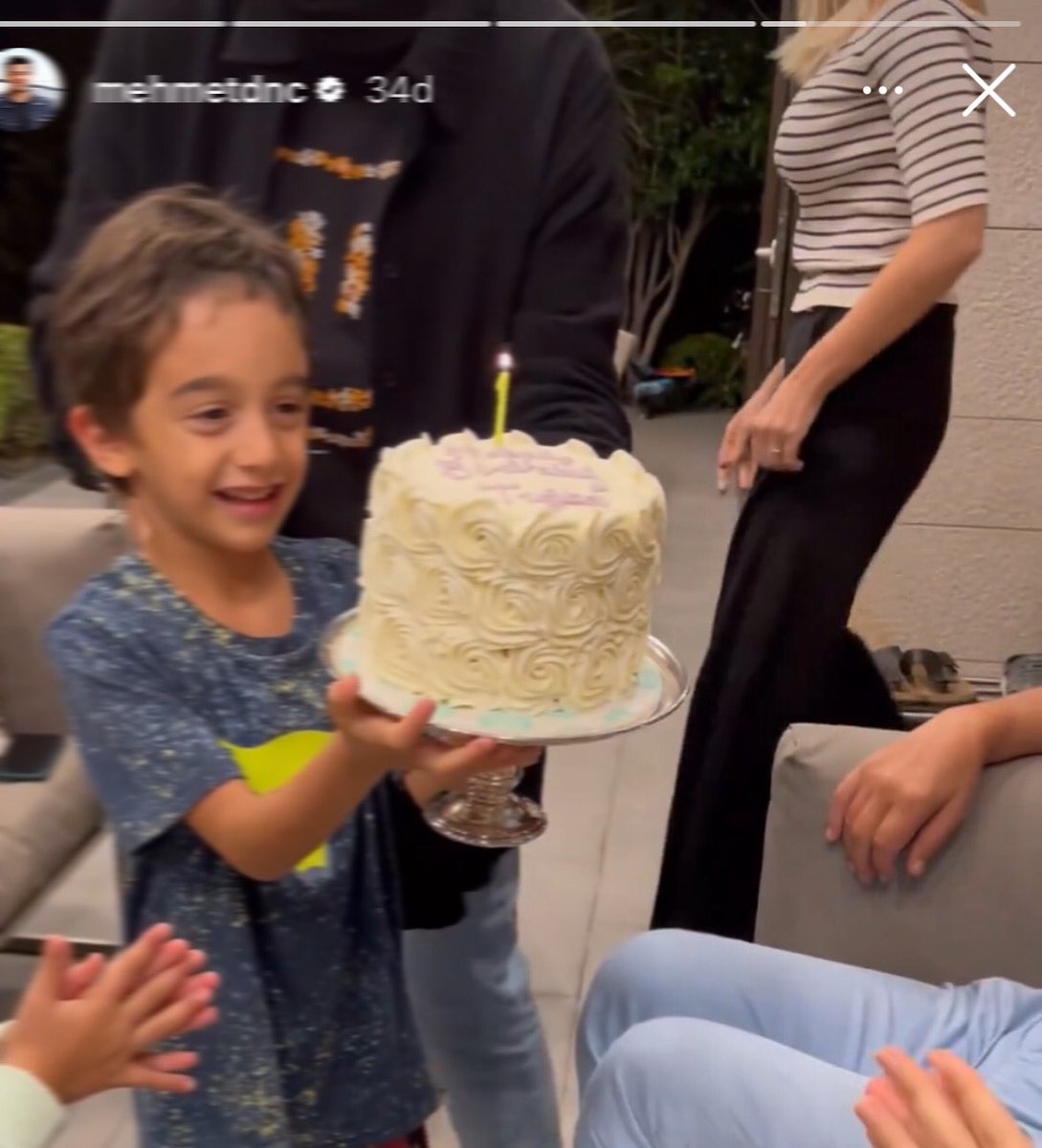 Siyah pantolon, çizgili kazaklı kadının Hadise olduğuna yemin edebilirim ama ispatlayamam
Tüm o ayrılık haberleri, göndermeler yalan mıydı #hadise