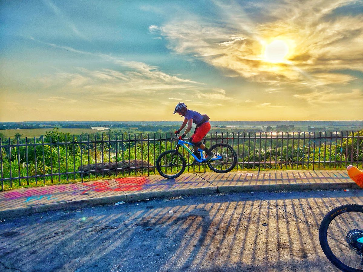 RiverBluffPark's tweet photo. Ride out of those Monday blues with a sunset at the bluffs. Talk about a picture-perfect opportunity π€©
PC: Isaac Sykes
#riverblufftrails #stflowmo #uncommoncharacter #stjosephmo https://t.co/i29cAL3Xpk