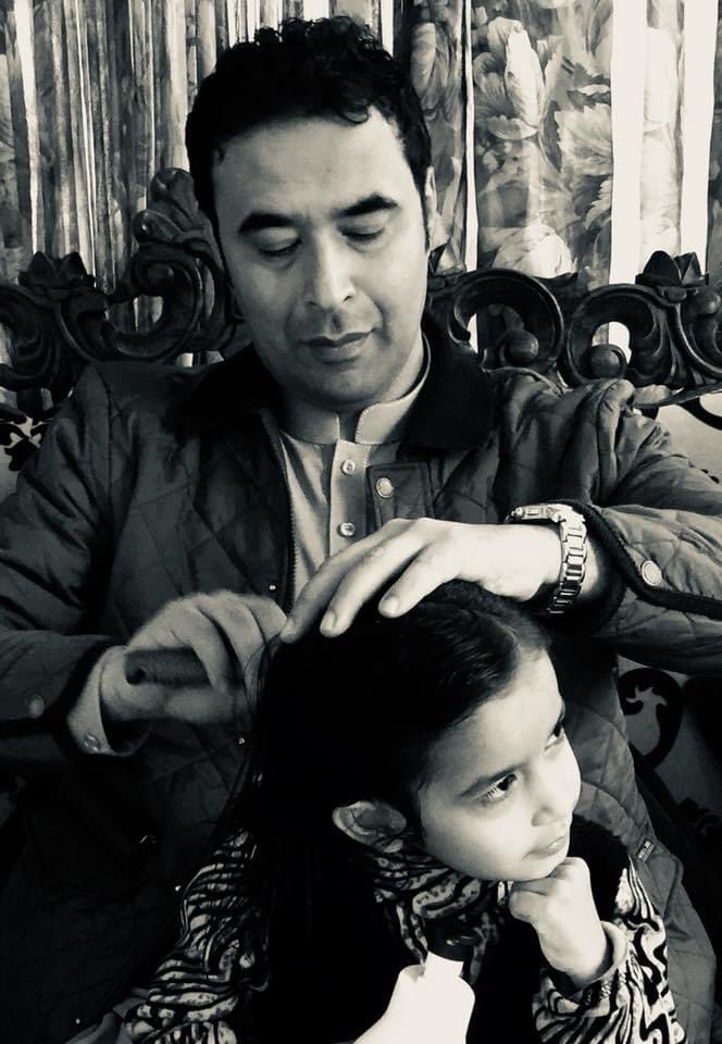 WRahimdil's tweet photo. #دختر 
اگر ما حق دختران مان را بدرستی ادا میکردیم، شاید قلم تقدیر شان در دست مُلا نه می‌افتاد!

اگر مُلا دروازه مکتب شان را بزور بست، آیا حقوق دختر مان را در داخل خانه تأمین کرده ایم؟ هرگز نه!

بدبختی دختر مان گره عمیق و کهن با چارچوب تربیتی و خانوادگی ما دارد.

دخترم تاج سرم! ❤️ https://t.co/XsUza1t0sg