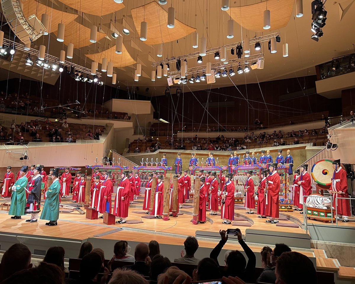 MircoGuenther's tweet photo. Ein besonderes Highlight: Traditionelle Zeremonie Jongmyo Jeryeak in der Berliner Philharmonie und Nationalfeiertagsempfang zum Abschied von Botschafterin Cho Hyun Ock. Danke für die hervorragende Zusammenarbeit mit der @FESonline und alles Gute! @KorAmbDE https://t.co/VLkGcYsC6d