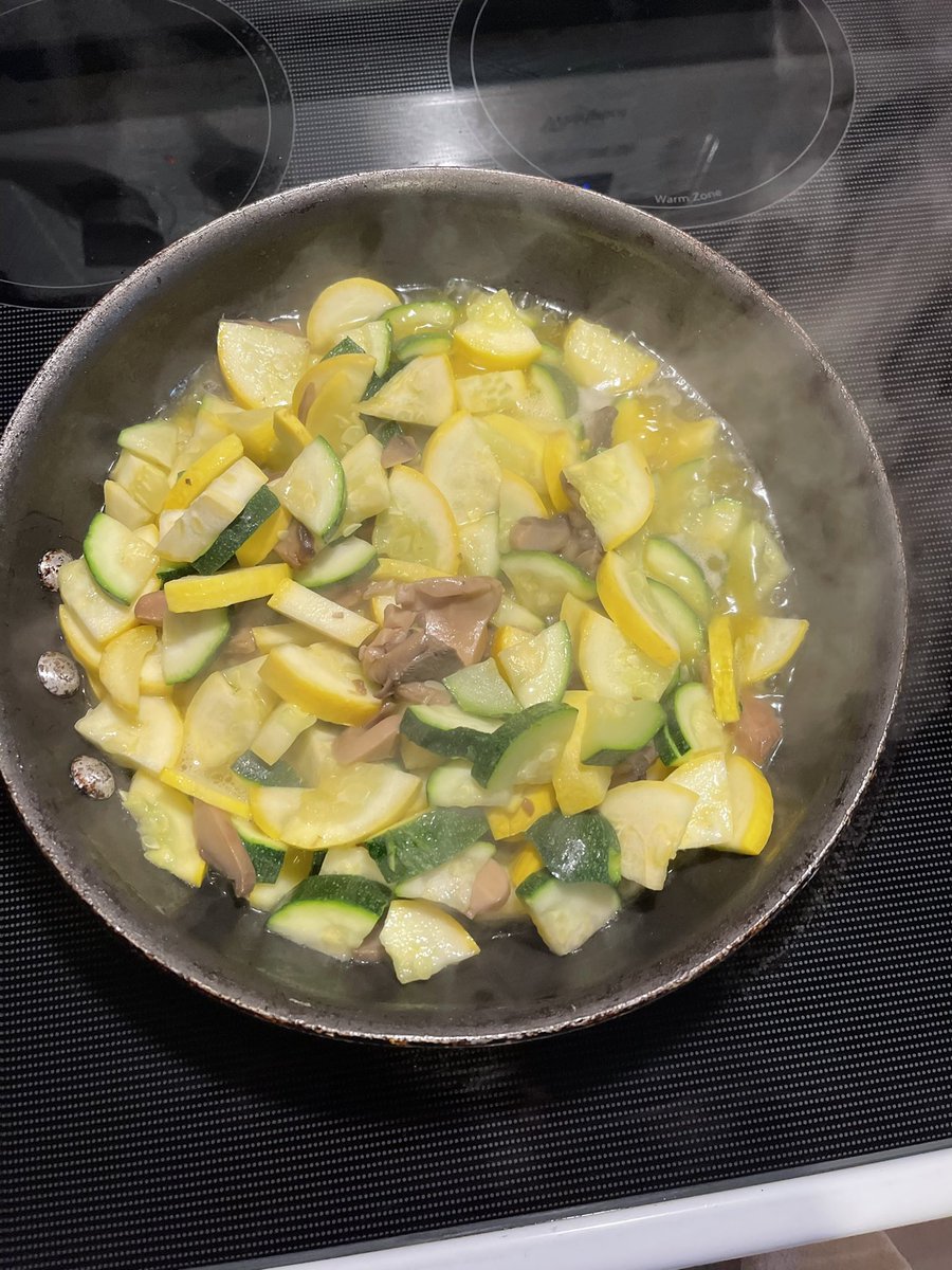 Deja0120's tweet photo. I’ve been trying new healthy options like squash and zucchini. Love love love them! https://t.co/UiYEBJAUgf