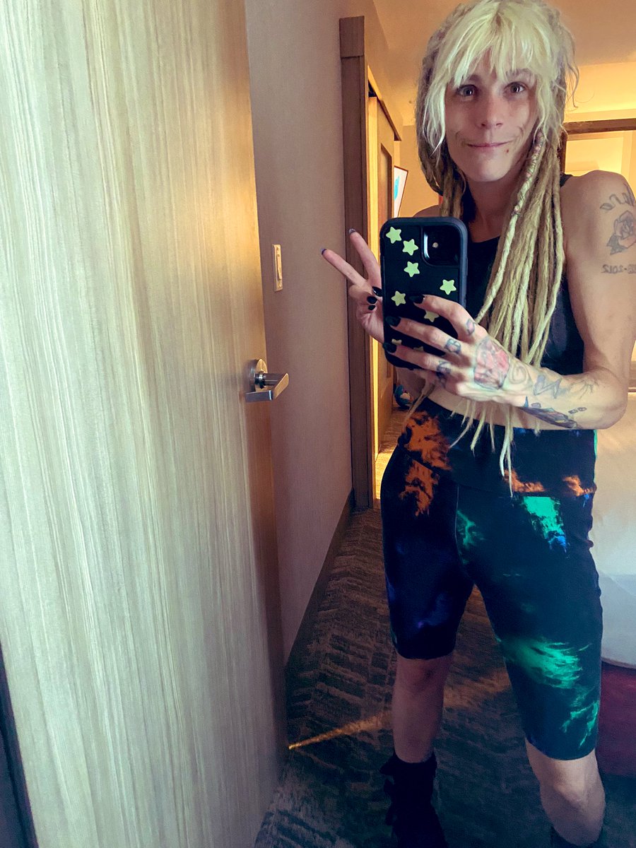 sumbunnysumhare's tweet photo. This is how ya do the im in a hotel in a new place selfie Thang right??
#hellotexas https://t.co/egkhu6q7go