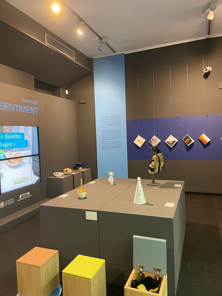 mmtoran's tweet photo. Hoy hemos inaugurado esta exposición que he comisariado y que me tiene muy contento el resultado. Es una pequeña representación del trabajo realizado con casi 400 alumnis de la @ETSID y 100 artesanos durante esta última década en mi asignatura. Podéis verla en @GVAartesania https://t.co/QAYmOyLl5V